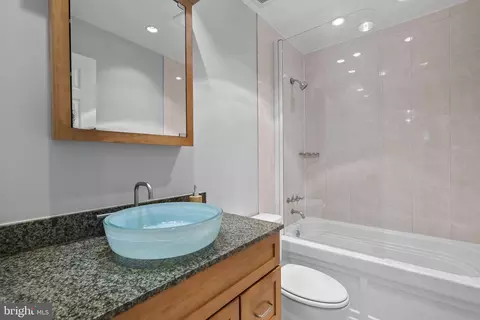 Bath - 3203 Sutton Pl NW #C, Washington, DC 20016 photo 1 of 2