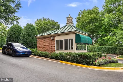 Exterior - 3203 Sutton Pl NW #C, Washington, DC 20016 photo 5 of 8