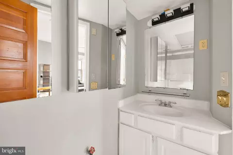 Bath - 500 9th St SE, Washington, DC 20003 photo 2 of 9