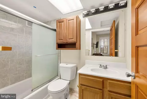 Bath - 500 9th St SE, Washington, DC 20003 photo 5 of 9