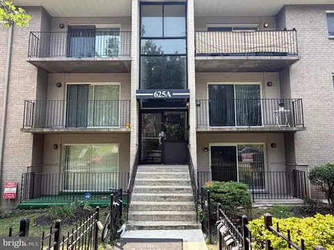 625 Chesapeake St SE #104, Washington, DC 20032