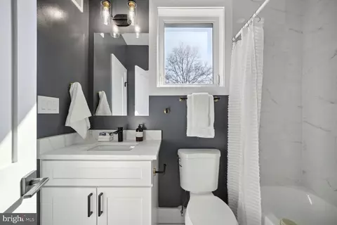 Bath - 2019 M St NE #7, Washington, DC 20002 photo 1 of 3