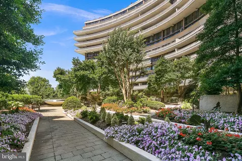 Exterior - 700 New Hampshire Ave NW #916, Washington, DC 20037 photo 2 of 8