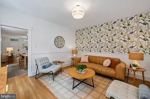 Living - 514 13th St SE, Washington, DC 20003 photo 2 of 3