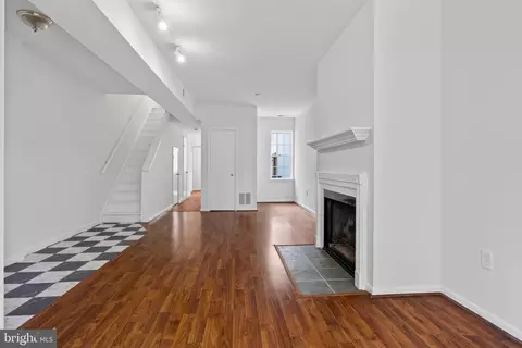 Living - 515 13th St NE, Washington, DC 20002 photo 4 of 8