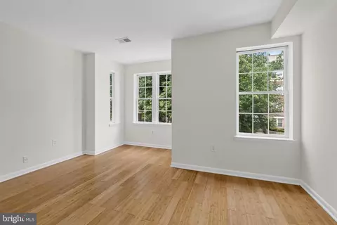 Living - 515 13th St NE, Washington, DC 20002 photo 7 of 8