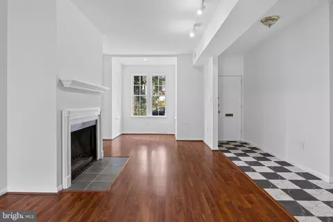 Living - 515 13th St NE, Washington, DC 20002 photo 6 of 8