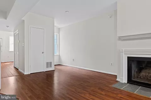 Living - 515 13th St NE, Washington, DC 20002 photo 5 of 8