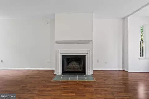 Living - 515 13th St NE, Washington, DC 20002 photo 2 of 8
