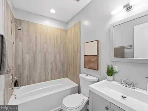Bath - 1705 D St SE #1, Washington, DC 20003 photo 4 of 4