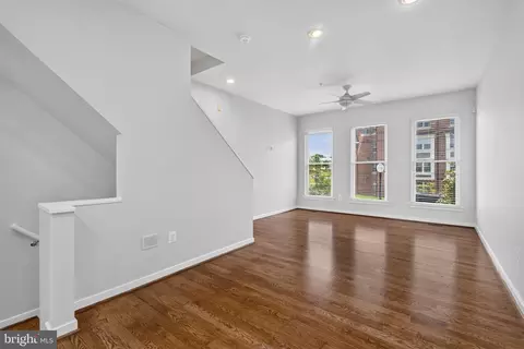 Living - 909 5th St SE, Washington, DC 20003 photo 3 of 4
