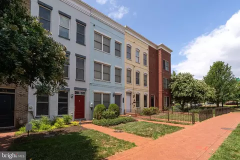 Exterior - 909 5th St SE, Washington, DC 20003 photo 3 of 6