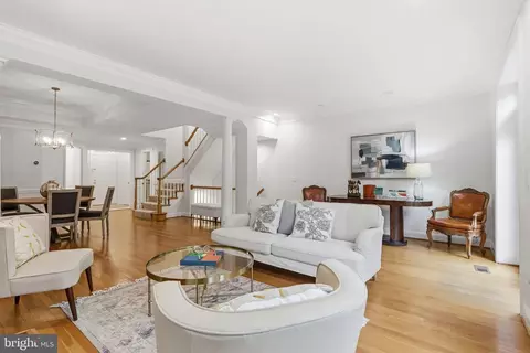 4006 Highwood Ct NW, Washington, DC 20007