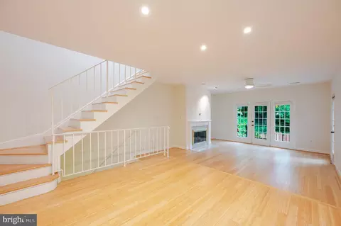 Living - 4605 Macarthur Blvd NW #B, Washington, DC 20007 photo 9 of 10