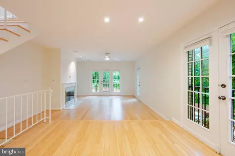 Living - 4605 Macarthur Blvd NW #B, Washington, DC 20007 photo 8 of 10