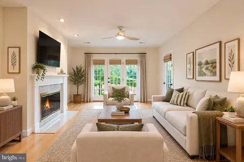 Living - 4605 Macarthur Blvd NW #B, Washington, DC 20007 photo 1 of 10