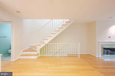 Living - 4605 Macarthur Blvd NW #B, Washington, DC 20007 photo 10 of 10