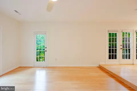 Living - 4605 Macarthur Blvd NW #B, Washington, DC 20007 photo 4 of 10