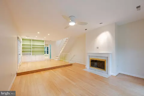 Living - 4605 Macarthur Blvd NW #B, Washington, DC 20007 photo 6 of 10