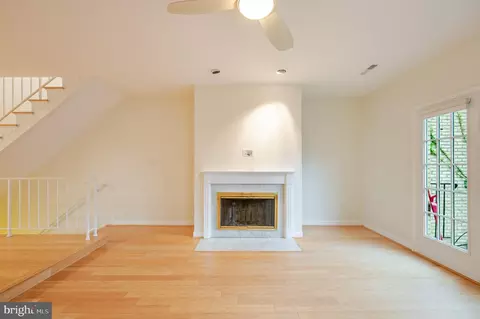 Living - 4605 Macarthur Blvd NW #B, Washington, DC 20007 photo 3 of 10