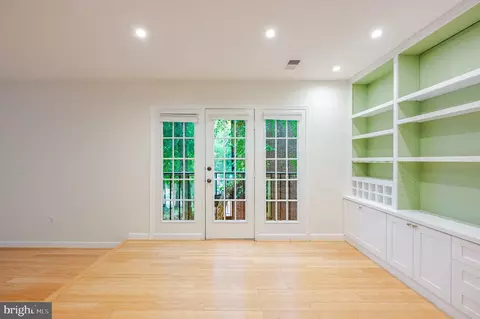 Living - 4605 Macarthur Blvd NW #B, Washington, DC 20007 photo 7 of 10