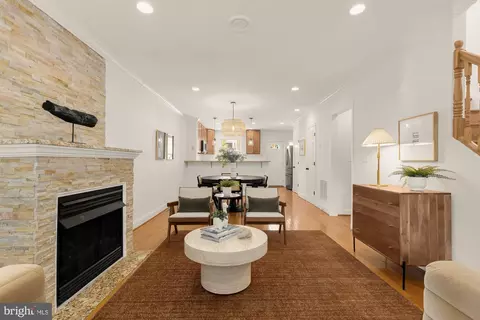 Living - 320 19th St NE, Washington, DC 20002 photo 4 of 5