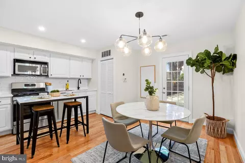 Dining - 415 17th St SE, Washington, DC 20003 photo 4 of 5