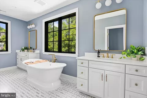 Bath - 2733 Chesapeake St NW, Washington, DC 20008 photo 4 of 9