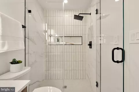 Bath - 1463 Harvard St NW #6, Washington, DC 20009 photo 2 of 4