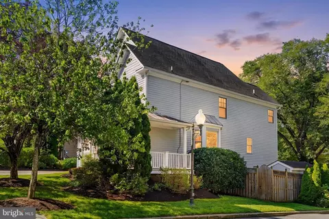 Exterior - 5000 Macarthur Ct NW, Washington, DC 20016 photo 2 of 10
