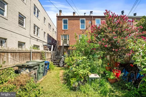 Exterior - 1827 E Capitol St SE, Washington, DC 20003 photo 3 of 4