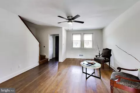 Living - 605 21st St NE, Washington, DC 20002 photo 2 of 4