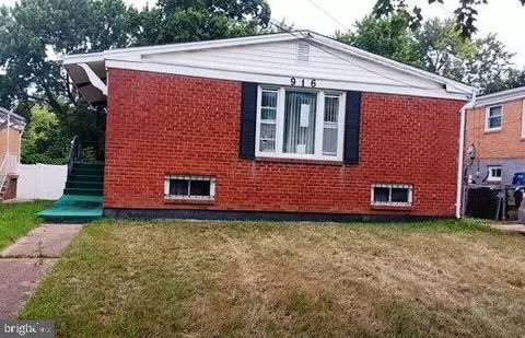 916 Hilltop Ter SE, Washington, DC 20019