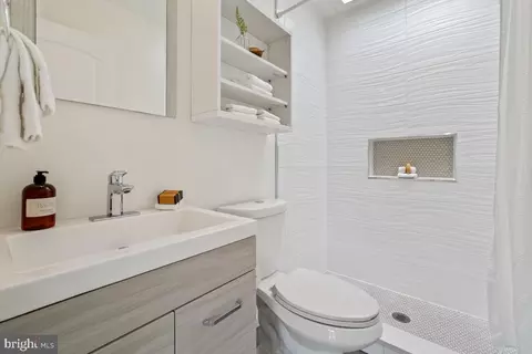 Bath - 817 20th St NE, Washington, DC 20002 photo 3 of 4