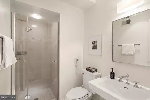 Bath - 1707 S Street St NW #B, Washington, DC 20009 photo 4 of 7