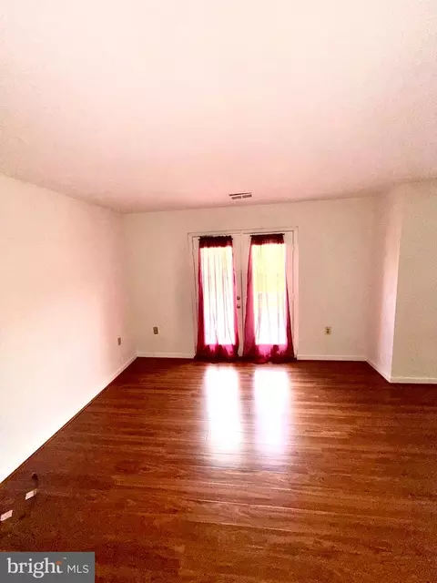 Living - 3708 Franklin D Roosevelt NE #B, Washington, DC 20019 photo 2 of 4