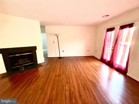 Living - 3708 Franklin D Roosevelt NE #B, Washington, DC 20019 photo 4 of 4