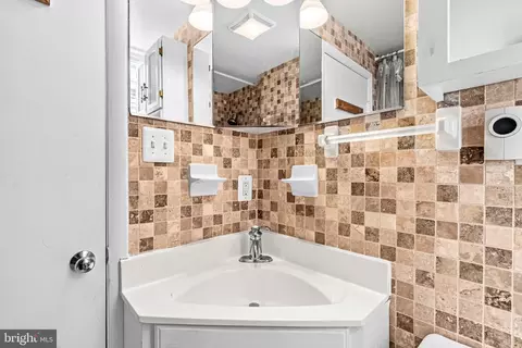 Bath - 1327 Emerald St NE, Washington, DC 20002 photo 3 of 3