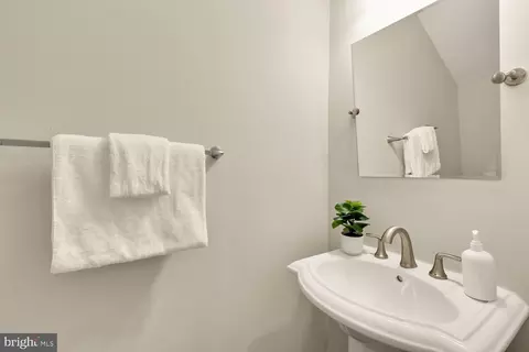 Bath - 1317 Emerald St NE, Washington, DC 20002 photo 1 of 4