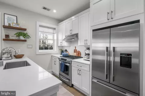 Kitchen - 16 17th St NE #112, Washington, DC 20002 photo 2 of 3