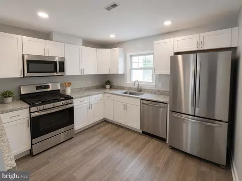 806 Hr Dr SE, Washington, DC 20032