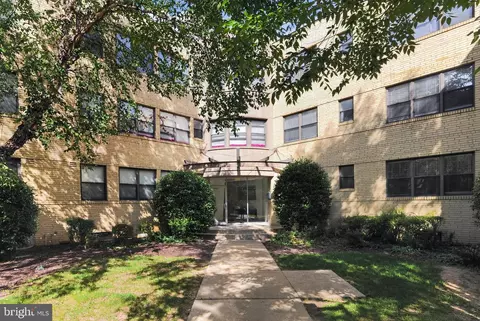 210 212 Oakwood St SE #318, Washington, DC 20032