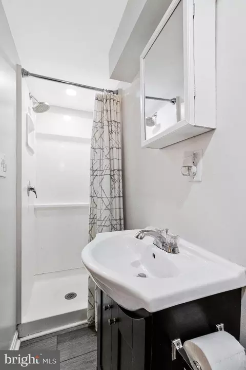 Bath - 1222 Owen Pl NE, Washington, DC 20002 photo 3 of 3