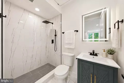 Bath - 2105 M St NE #7, Washington, DC 20002 photo 1 of 3