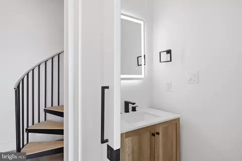 Entry Way - 2105 M St NE #PH4, Washington, DC 20002 photo 2 of 3