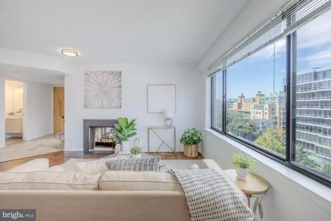 3 Washington Cir NW #804, Washington, DC 20037