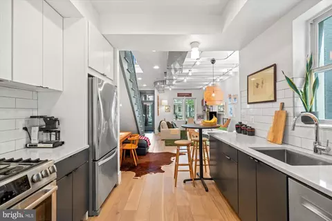 Entry Way - 515 14th St SE, Washington, DC 20003 photo 4 of 6