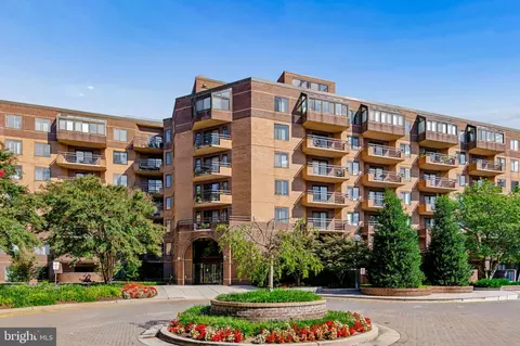 2111 Wisconsin Ave NW #PH8, Washington, DC 20007