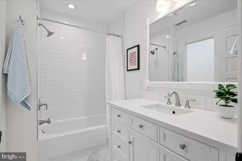 Bath - 1163 Abbey Pl NE, Washington, DC 20002 photo 1 of 3
