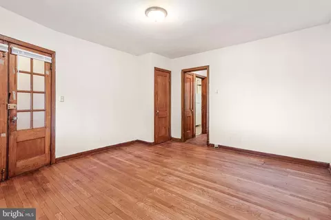 Living - 310 19th St NE, Washington, DC 20002 photo 2 of 4